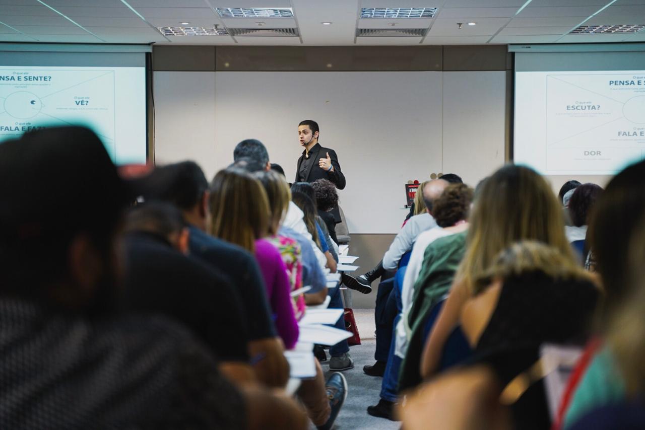 Elyano Veras treinando empresários no palco da Febracis SP